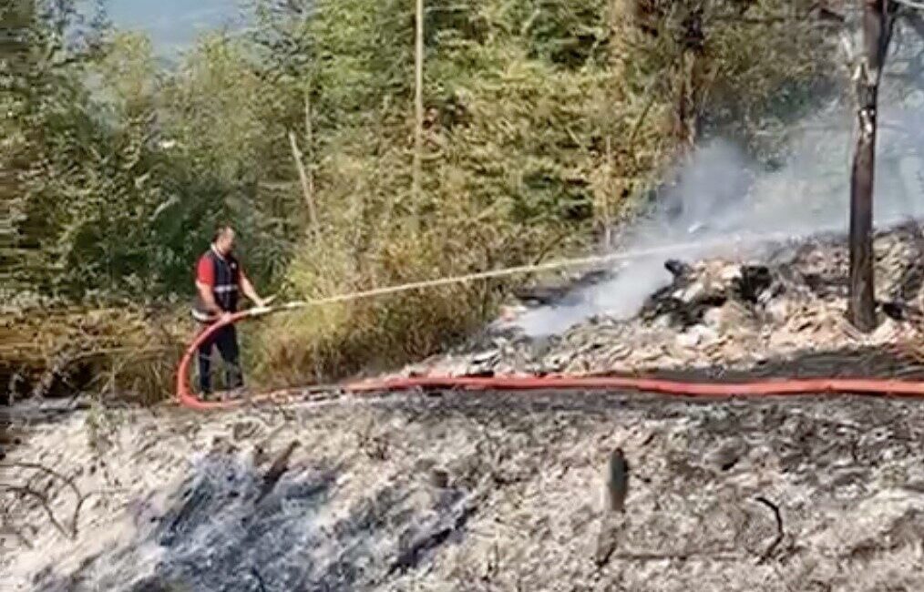 Kastamonu’nun Cide ilçesinde kardeşini kilitleyip ahırı ateşe verdiği iddia edilen