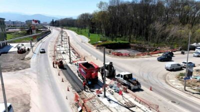 Kocaeli Büyükşehir Belediyesi tarafından projelendirilen Kartepe Tramvay Hattı’nda çalışmalar sürerken,