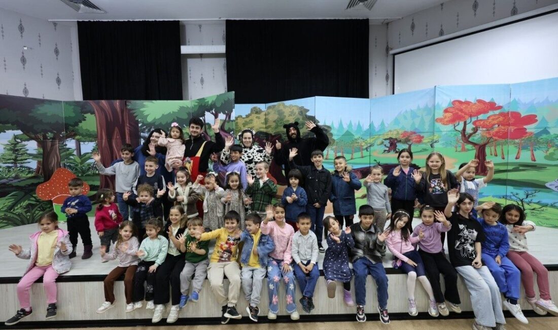 Kartepe’de düzenlenen tiyatro etkinliklerinde yetişkinler için sahnelenen “Tatlı ve Öfkeli”