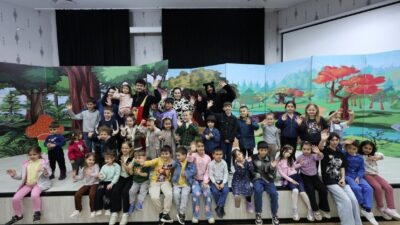 Kartepe’de düzenlenen tiyatro etkinliklerinde yetişkinler için sahnelenen “Tatlı ve Öfkeli”