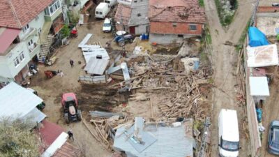 Kastamonu’da etkili olan fırtına sırasında çöken ahırın altında kalan 4