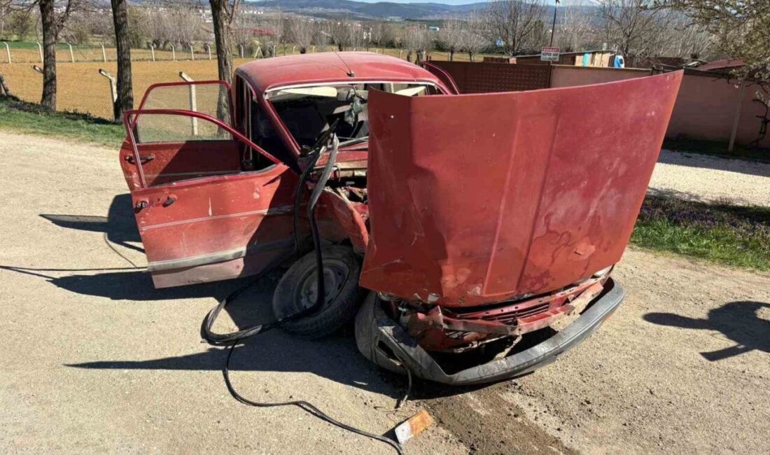Kastamonu’nun Taşköprü ilçesinde iki otomobilin çarpışması neticesinde meydana gelen kazada