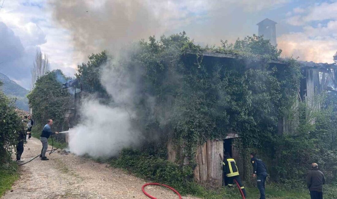 Kastamonu’nun Cide ilçesinde metruk binada çıkan yangın itfaiye ekipleri tarafından