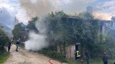 Kastamonu’nun Cide ilçesinde metruk binada çıkan yangın itfaiye ekipleri tarafından