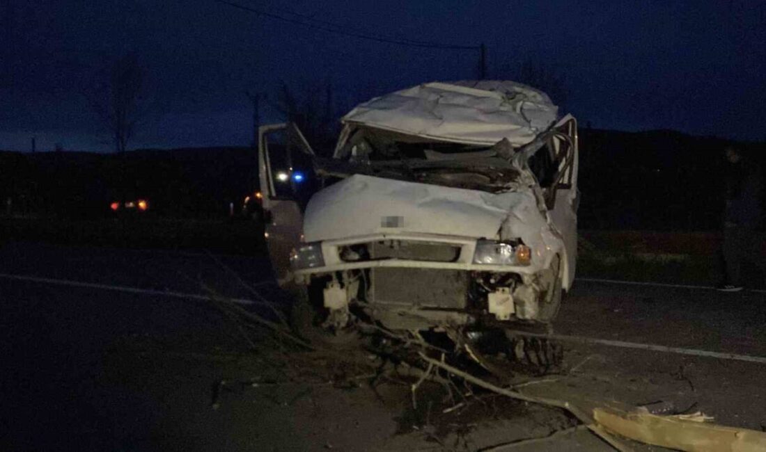 Kastamonu’nun Taşköprü ilçesinde minibüs ile hafif ticari aracın çarpışması neticesinde