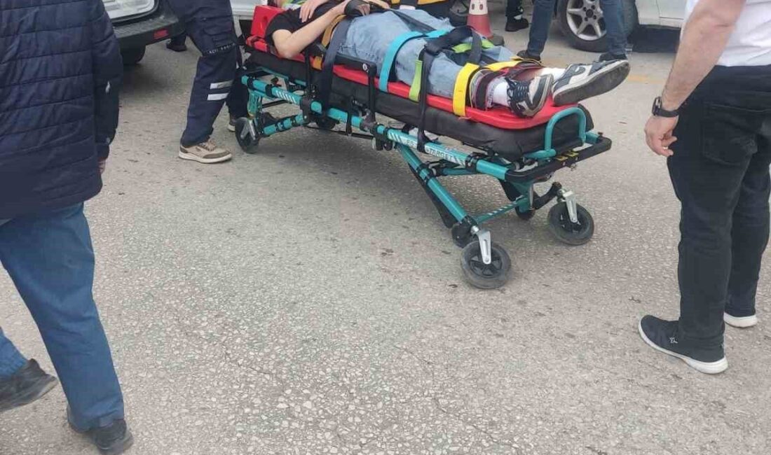 Kastamonu’nun Tosya ilçesinde önündeki otomobile çarpan motosikletin sürücüsü yaralandı. Kaza,