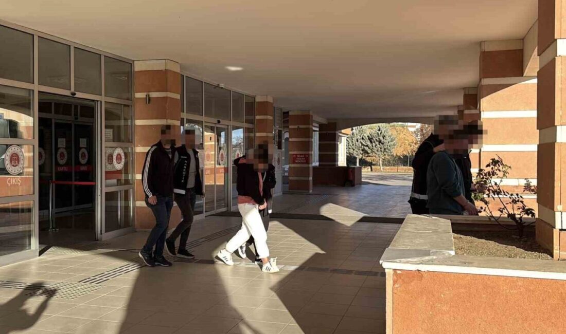 Kastamonu’da polis ekipleri tarafından gerçekleştirilen iki farklı uyuşturucu operasyonunda gözaltına