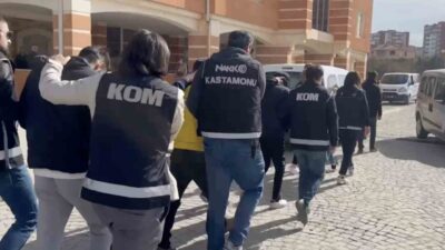 Kastamonu’da polis ekiplerince düzenlenen uyuşturucu operasyonunda yakalanan 3 sanık, 12