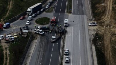 Düzce’de kavşakta meydana gelen kazada otomobil ile hafif ticari araç