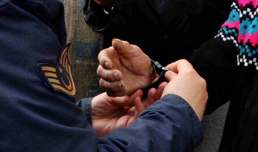 Bolu’da yürütülen “Canlarımız Kaybolmasın” projesi çerçevesinde Alzheimer hastası bir vatandaşa