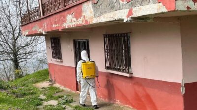 DÜZCE(İHA) – Düzce’de kışlak kahverengi kokarcasına yönelik kışlak alanlarda ilaçlama