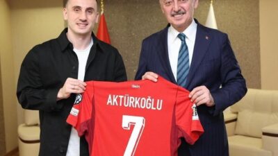 A Milli Futbol Takımı oyuncusu Kerem Aktürkoğlu, ziyaret ettiği Kocaeli