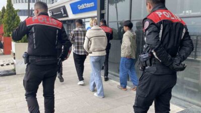 Bolu’da kafede kız kardeşini bir erkekle otururken gören ablanın çıkardığı