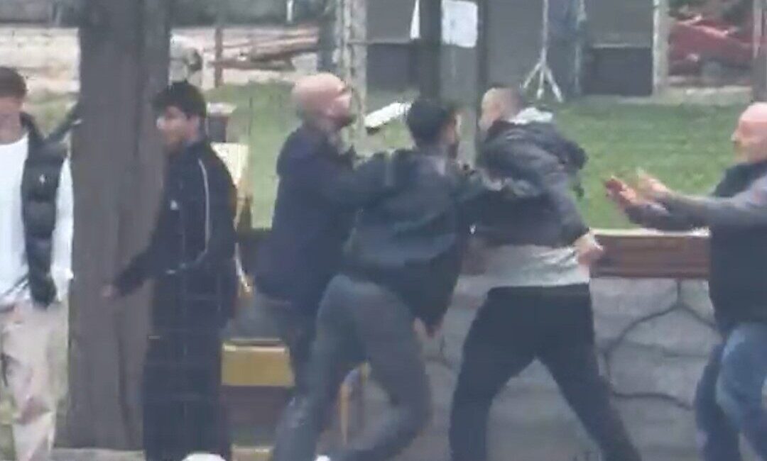 Kocaeli’nin Derince ilçesinde oynanan U11 Ligi müsabakasının ardından sahaya giren