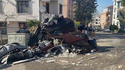 Kocaeli’nin Darıca ilçesinde tadilat yapılan 5 katlı binanın çatısında çıkan