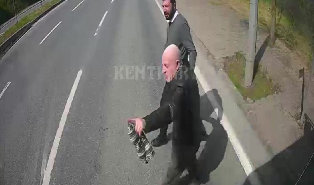 Kocaeli’nde belediye otobüsü şoförünün, yaşlı vatandaşa eşlik ederek yolun karşısına