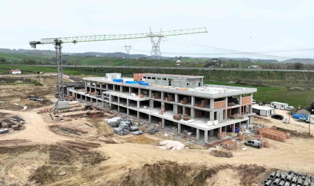 Körfez Sevindikli’de inşa edilen dev spor tesisinde çalışmalar hız kesmeden