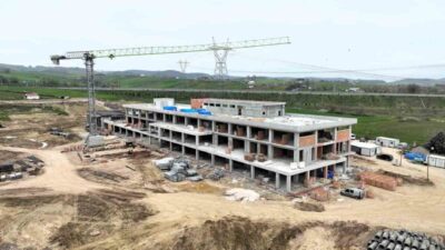 Körfez Sevindikli’de inşa edilen dev spor tesisinde çalışmalar hız kesmeden