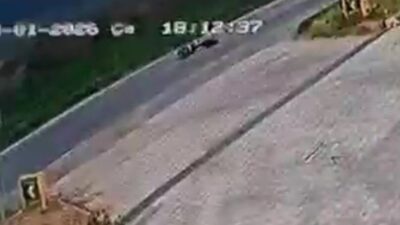 Bilecik’te bir akaryakıt istasyonundan karayoluna çıkan motosikletin kontrolden çıkıp devrilmesi