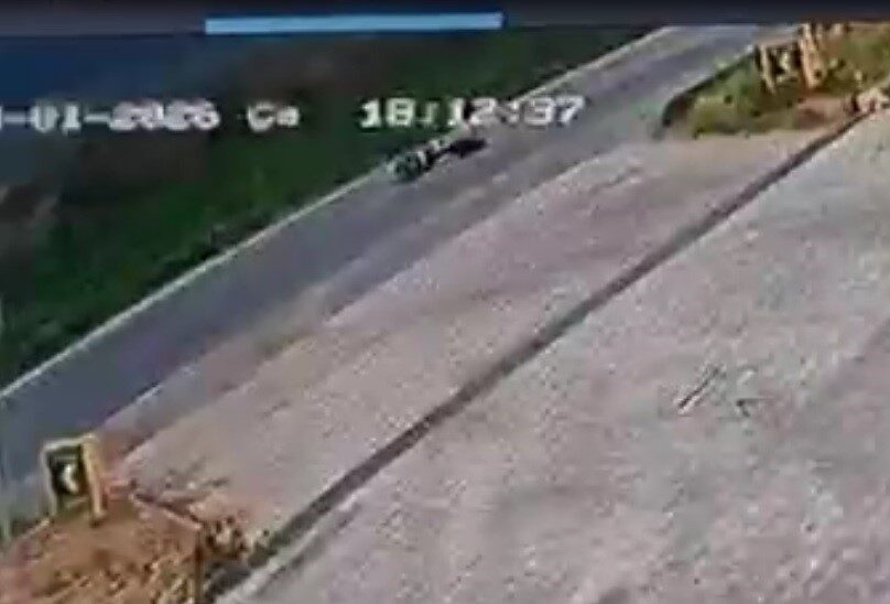 Bilecik’te bir akaryakıt istasyonundan karayoluna çıkan motosikletin kontrolden çıkıp devrilmesi