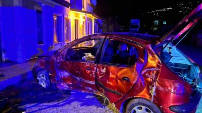 Sakarya’nın Sapanca ilçesinde kontrolden çıkan otomobil, evin duvarına çarparak durabildi.