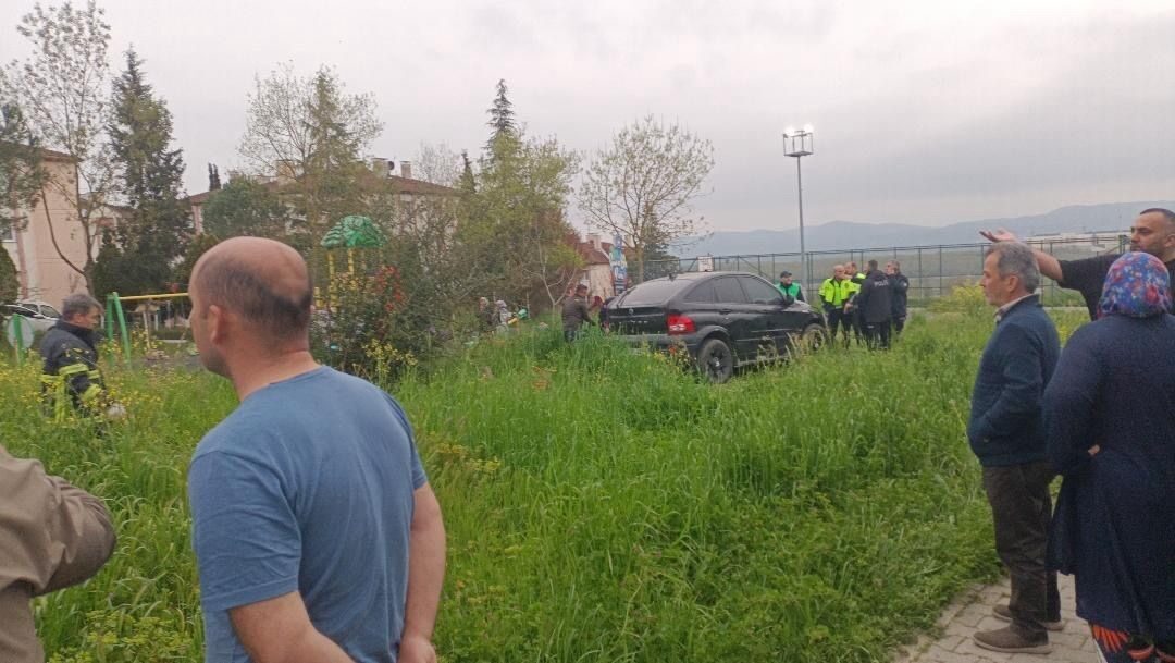 Sakarya’nın Adapazarı ilçesinde kontrolden çıkan otomobilin çarptığı 17 yaşındaki genç,