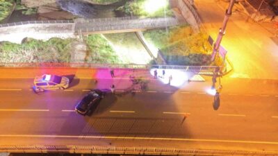 Düzce’de köprü korkuluklarına çarpan otomobilde bulunan 3 kişi yaralanarak hastaneye