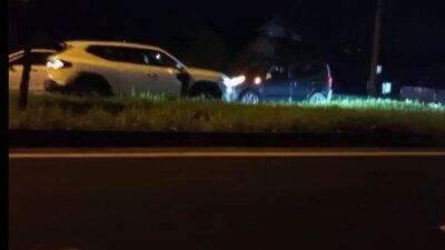 100 karayolunda ters yönde giden bir araç trafiği tehlikeye düşürdü.