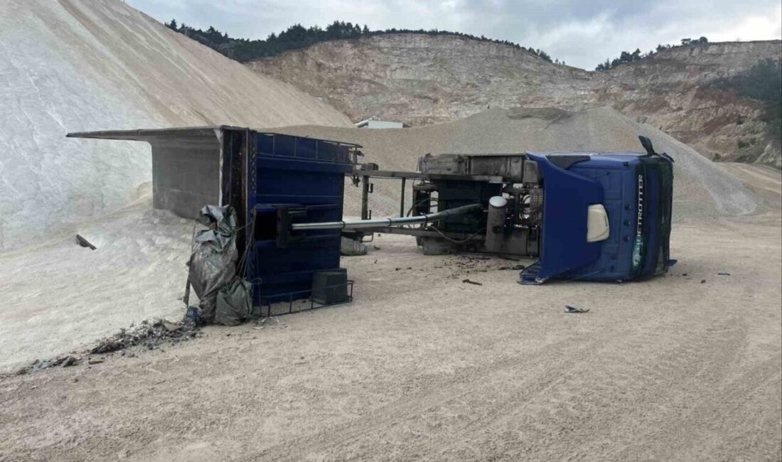Bilecik’te kum boşaltma sırasında devrilen kamyonun sebep olduğu iş kazasında