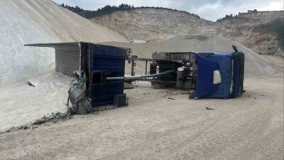 Bilecik’te kum boşaltma sırasında devrilen kamyonun sebep olduğu iş kazasında