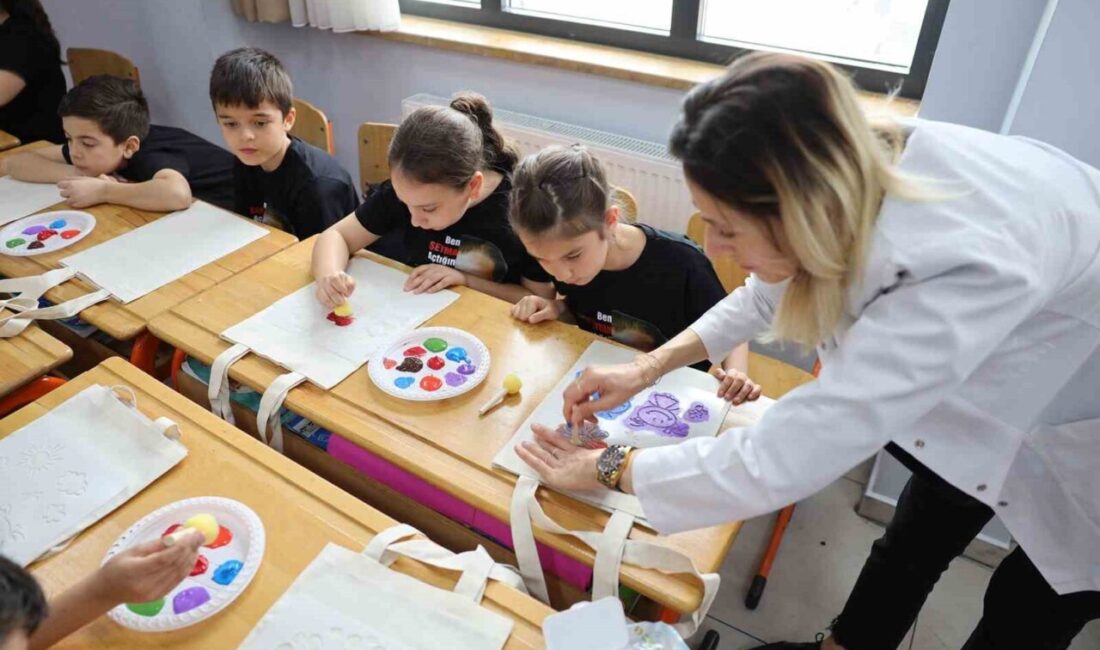 Sakarya’da 23 Nisan etkinlikleri kapsamında ilkokulda düzenlenen sanat atölyesinde öğrenciler,
