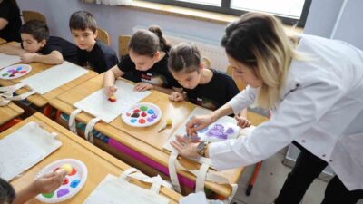 Sakarya’da 23 Nisan etkinlikleri kapsamında ilkokulda düzenlenen sanat atölyesinde öğrenciler,