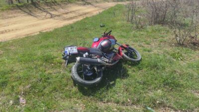 Bilecik’te, trafik tabelasına çarpan motosikletin sürücüsü yaralandı. Kaza, Bilecik’in Bozüyük
