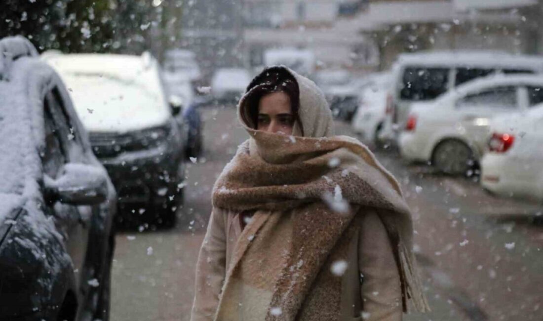 Kastamonu’da hava sıcaklığının düşmesinin ardından il merkezinde lapa lapa kar
