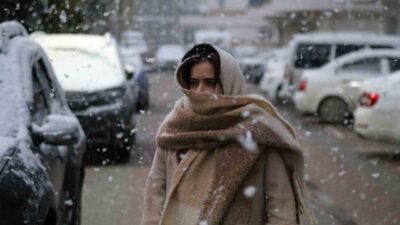 Kastamonu’da hava sıcaklığının düşmesinin ardından il merkezinde lapa lapa kar