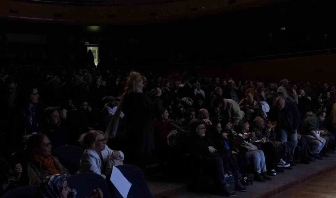 Kocaeli Büyükşehir Belediyesi Şehir Tiyatroları’nın sahneye taşıdığı “Yaşamak mı, Yoksa