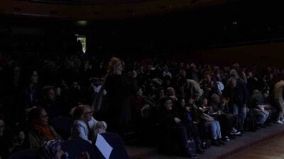 Kocaeli Büyükşehir Belediyesi Şehir Tiyatroları’nın sahneye taşıdığı “Yaşamak mı, Yoksa