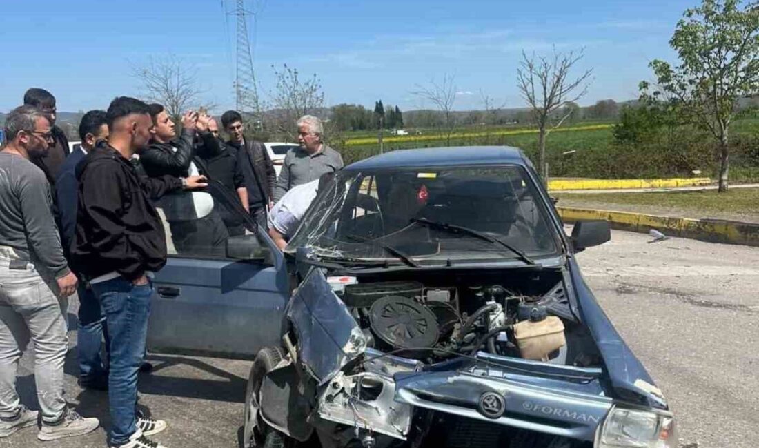 Kocaeli’de otomobil ile otobüsün çarpışması neticesinde 1 kişi yaralanırken, araçlarda