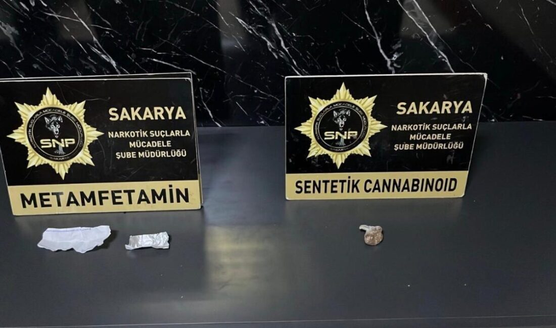 Sakarya’nın Adapazarı ve Serdivan ilçelerinde polis ekiplerince yapılan uyuşturucu operasyonunda
