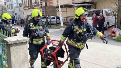 Bolu’da prizde unutulan saç kurutma makinesinden çıkan yangın, çevredeki iki