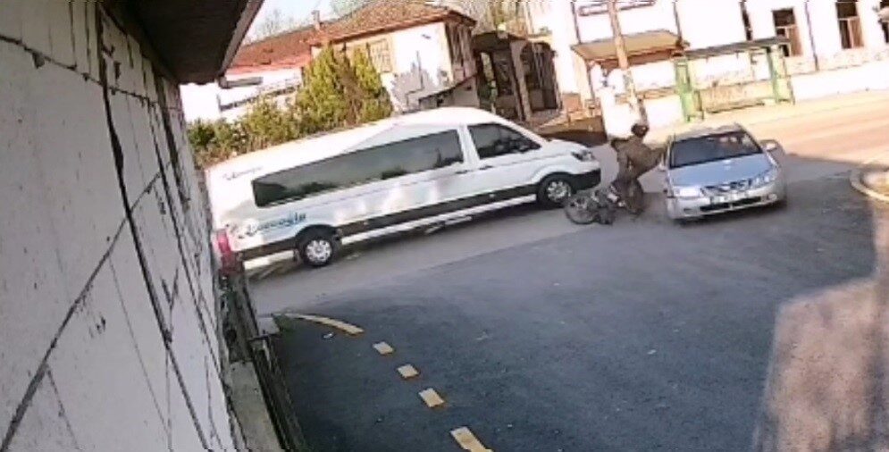 Sakarya’nın Akyazı ilçesinde bir otomobil ile motosikletin çarpıştığı trafik kazasında