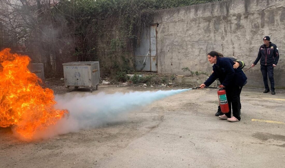 Kocaeli’de itfaiye ekipleri, hastanelerde görev yapan personele yönelik düzenlediği yangın