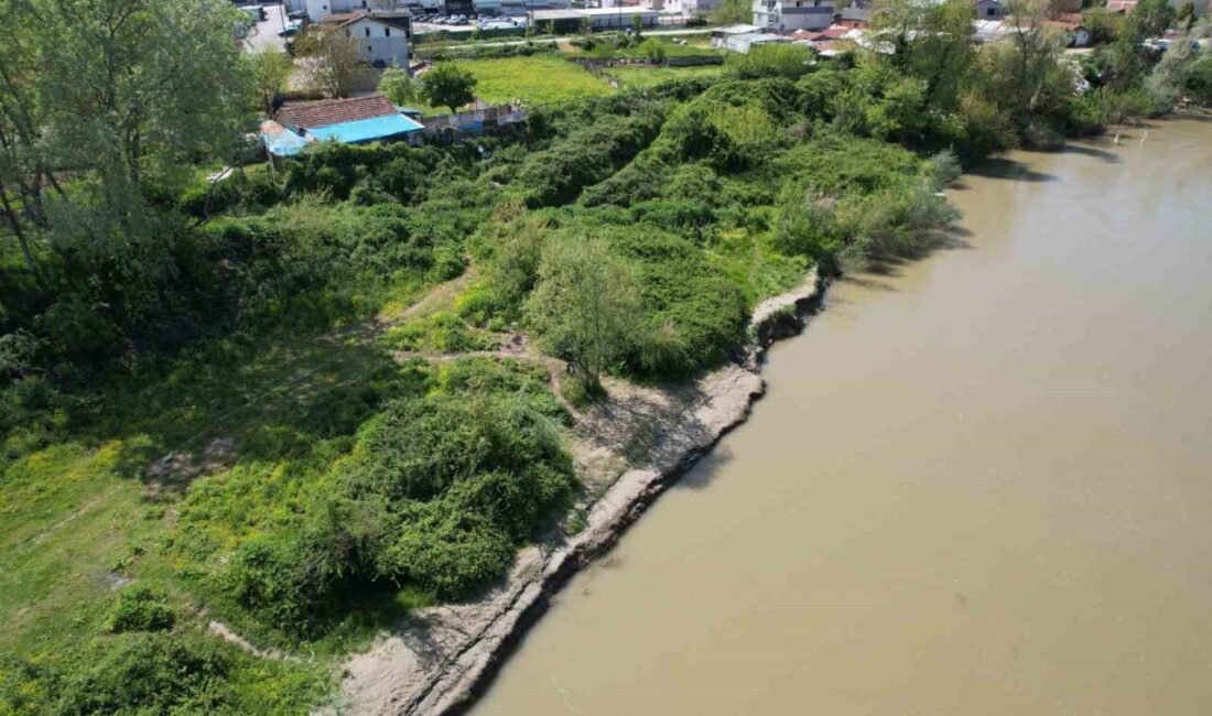 Sakarya Nehri’nde balık tutarken beline bağlanan ipin kopması neticesinde akıntıya