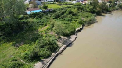 Sakarya Nehri’nde balık tutarken beline bağlanan ipin kopması neticesinde akıntıya