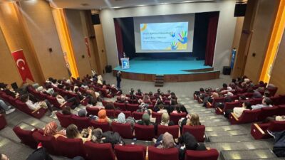 Sakarya’da düzenlenen “Otizmi Anlamak” panelinde, erken tanının önemi, bilimsel yaklaşım