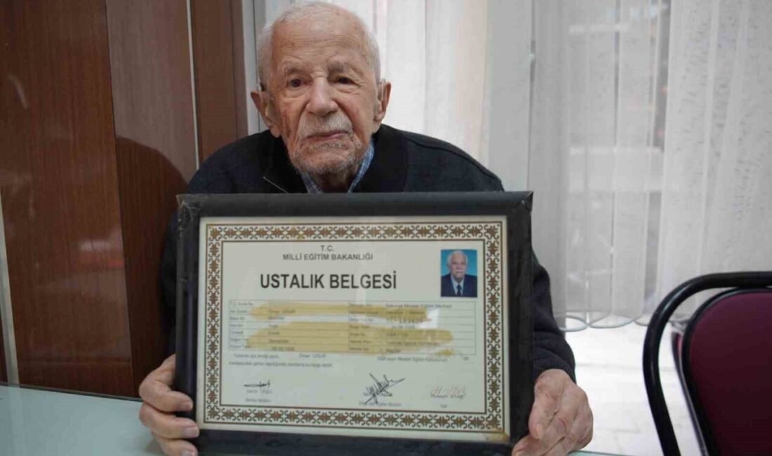 Sakarya’da yaşayan 100 yaşındaki Ömer Oğur, 84 yıldır sürdürdüğü dönercilik