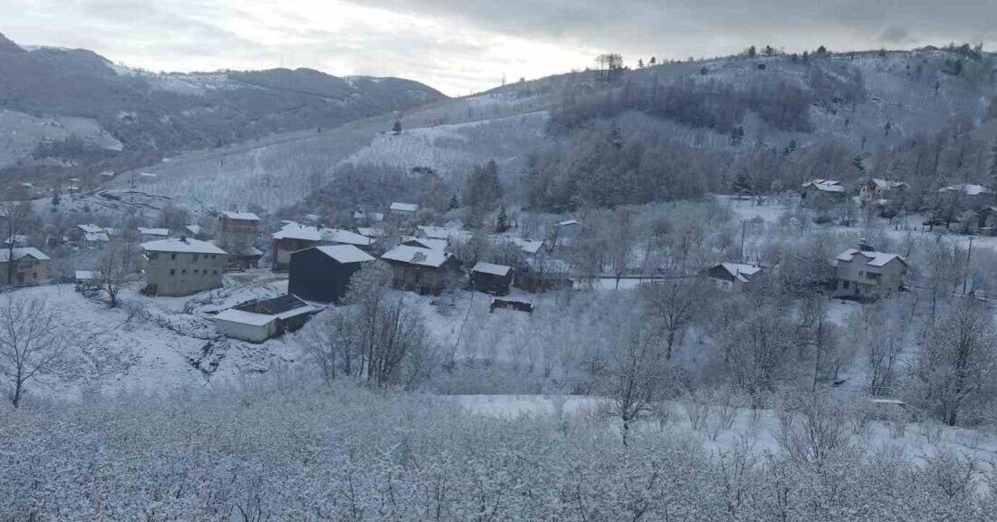 Sakarya’nın Hendek ilçesinin yüksek kesimlerinde etkili olan kar yağışı, yaylaları