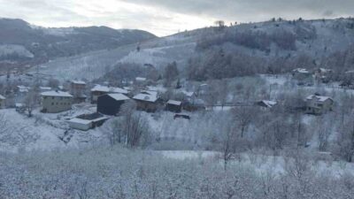 Sakarya’nın Hendek ilçesinin yüksek kesimlerinde etkili olan kar yağışı, yaylaları