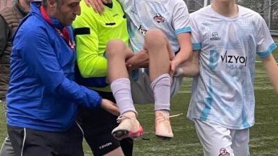 Kocaeli U15 Ligi’nde oynanan karşılaşmada sakatlanan ve acı içinde kalan