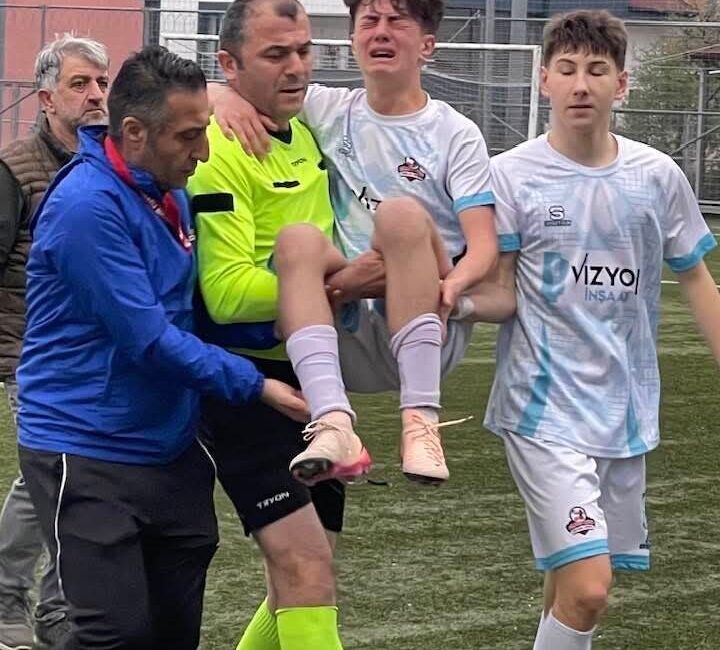 Kocaeli U15 Ligi’nde oynanan karşılaşmada sakatlanan ve acı içinde kalan
